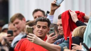 Coutinho atiende al público alemán tras uno de sus encuentros con el Bayern Múnich. Foto AFP