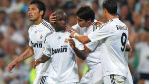 'Lass' es felicitado por Kaka y Cristiano Ronaldo, tras anotarle al Deportivo La Coruña / Agencias
