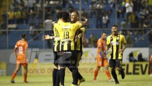 Benavídez celebra su anotación en el estadio Morazán junto a sus compañeros.