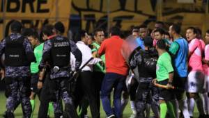 Momentos cuando los miembros del cuerpo técnico del Olimpia increparon a los árbitros tras perder el partido frente a Real España. Foto Archivo DIEZ