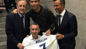 Cristiano Ronaldo posó junto a Fernando Ricksen, Florentino Pérez y Jorge Mendes.