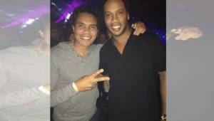 Rambo de León subió esta fotografía con Ronaldinho con el que jugará un partido amistoso.