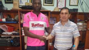 Luis Fernando durante la firma del contrato con Juticalpta. Foto cortesía.
