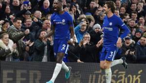 ARA01. LONDRES (R.UNIDO), 29/11/2017.- Antonio Ruediger (i) de Chelsea celebra luego de anotar contra Swansea hoy, miércoles 29 de noviembre de 2017, por la Liga Premier en el estadio Stamford Bridge en Londres (R.Unido). EFE/ANDY RAIN SOLO USO EDITORIAL No usar con audio, video, informaciones, listados, logotipos de la liga o clubes o servicios en línea no autorizados. Uso limitado a 75 imágenes en el servicio en línea del partido. No usar en simulaciones de vídeo. No usar en apuestas, juegos o publicaciones editoriales de los equipos, liga o jugadores.