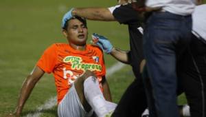 El jugador Johnny Rivera salió afectado después del choque con cabezas que tuvo con el 'Camello' Delgado.