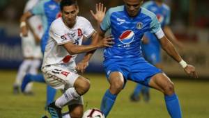 Juan Carlos Portillo de Alianza marcado por Reinieri Mayorquin de Motagua durante el partido en el estadio Cuscatlan Foto Milton Flores