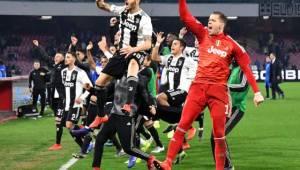 Juventus's players celebrate at the end of the Italian Serie A football match between Napoli and Juventus on March 3, 2019, at the San Paolo Stadium in Naples. (Photo by Alberto PIZZOLI / AFP)