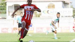 Devron García controla el esférico en solitario durante un encuentro ante Platense. Foto Archivo.