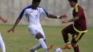 BAQ234. BARRANQUILLA (COLOMBIA), 28/07/2018.- El jugador de Venezuela Ronaldo Lucena (d) disputa un balón con Douglas Martinez (i) de Honduras hoy, sábado 28 de julio de 2018, en el juego entre las selecciones masculinas de Venezuela y Honduras en los XXIII Juegos Centroamericanos y del Caribe 2018 en Barranquilla (Colombia). EFE/Ricardo Maldonado Rozo