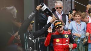 Leclerc siendo bañado en champagne tras conquistar la carrera.