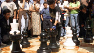 Los niños mexicanos iniciarán a aprender sobre el ajedrez en sus estudios básicos. FOTO: RT.