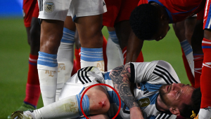 ¡Entre dos jugadores! La terrible falta para cárcel que recibió Messi en amistoso de Argentina ante Panamá