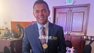 Amado Guevara, galardonado Mejor Futbolista Centroamericano de la edición 48 de la “Cena de los Campeones” de Guatemala