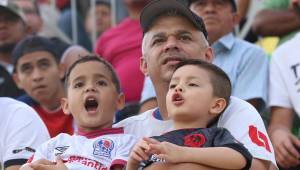 Este domingo 19 de marzo se celebra en Honduras el Día del Padre por lo que el lente DIEZ recorrió los estadios donde se desarrolla fútbol de Primera División para homenajear a todos los papás futboleros.