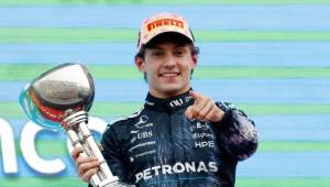 El joven Andrea Kimi Antonelli alza el trofeo de campeón del Gran Premio de Japón. Foto cortesía.