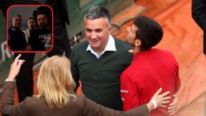 Polémica: El padre de Djokovic posa con aficionados con simbología prorrusa en Australia
