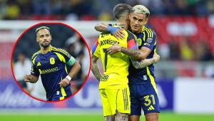 Andy Nájar es felicitado por el uruguayo Brian Rodríguez, a quien mantuvo a raya cuando lo enfrentó en la lateral derecha frente al América. Foto cortesía: Concacaf