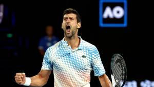 Novak Djokovic avanza a semifinales del Abierto del Australia y le canta ‘feliz cumpelanos a su madre’