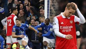El Arsenal cayó en su visita al estadio del Everton y el City se le pondría a dos puntos si derrota al Tottenham.