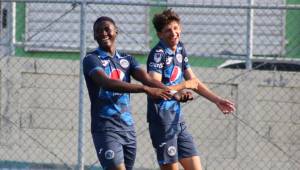 Eybi Martínez y Mathías Vazquez celebran uno de los goles con los que vencieron a Real España.