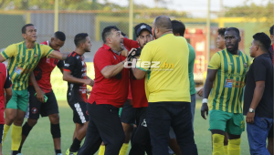 “Tato” García se fue con todo a reclamarle al árbitro del partido tras decretar el pitazo final. FOTO: Neptalí Romero.