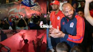 Este martes 6 de enero, a un día del juego de la gran final del torneo Apertura, los aficionados del Olimpia fueron a mostrar su apoyo. Fotos Marvin Salgado.