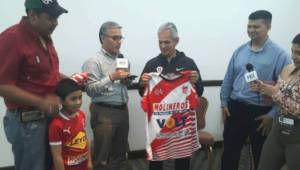 Momentos en que Reinaldo Rueda recibía la camisa de Vida en la concentración de Chile.