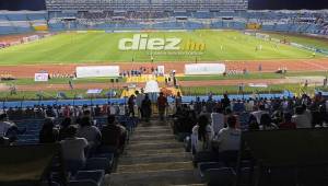 Como pocas veces se ha visto en el fútbol hondureño, un Olimpia vs Motagua con estadio casi sin público. FOTOS: Mauricio Ayala.