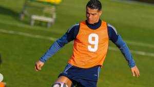 Cristiano Ronaldo no solo sigue haciendo historia dentro de la cancha a sus 41 años, sino también fuera de ella. En 2026, el portugués se mantiene como uno de los deportistas más ricos del planeta gracias a sus millonarios contratos, patrocinios globales y un imperio empresarial que ha sabido construir durante más de dos décadas.