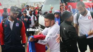 La barra del Olimpia esperó a los jugadores a su llegada al estadio Nacional Chelato Uclés para enfrentar al Marathón y por varios minutos no les permitieron el paso. Fotos Alex Pérez y Marvin Salgado.