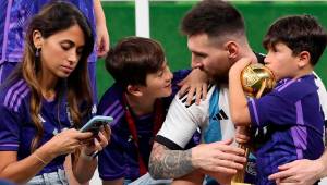 El astro argentino Lionel Messi estaría pasando por una fuerte crisis matrimonial con su pareja Antonella Roccuzzo, según medios españoles, quienes han visto comportamientos entre ambos que dejarían ver supuestas diferencias.