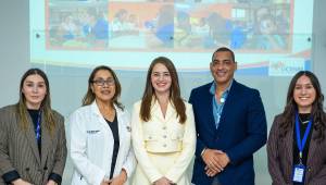 Sandra Hadith Alvarado posa con las autoridades universitarias, celebrando el éxito de esta aventura académica.