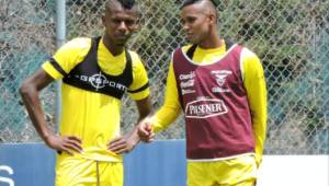 Robert Arboleda (izquierda) mencionó que el jugador hondureño da muchas patadas.