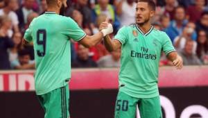 Real Madrid's forward Eden Hazard celebrates scoring with his team-mate Real Madrid's French forward Karim Benzema (L) during the pre-Season friendly football match FC Red Bull Salzburg v Real Madrid in Salzburg, Austria on August 7, 2019. (Photo by KRUGFOTO / APA / AFP) / Austria OUT