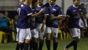Las leyendas de Motagua celebran uno de sus goles en el Nacional.