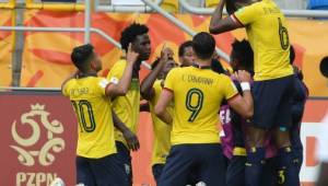 Futbolistas de Ecuador celebran una de sus anotaciones ante Estados Unidos.
