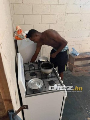 El cocinero, los tacos al sol y sin lujos: los futbolistas del Victoria que viven fuera de excentricidades en la sede