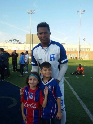 Aficionados hondureños y sus fotos con las leyendas de la Selección Nacional en Nueva Jersey