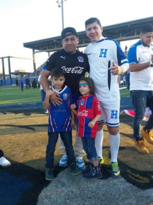 Aficionados hondureños y sus fotos con las leyendas de la Selección Nacional en Nueva Jersey