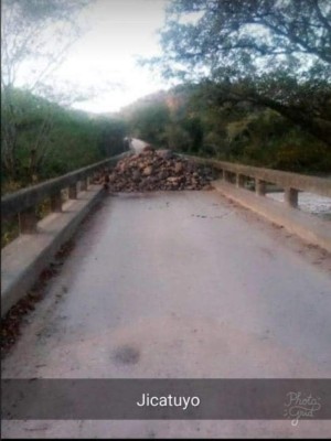 ¡Palos, piedras y tractor! Las medidas de pueblos de Honduras para evitar el coronavirus