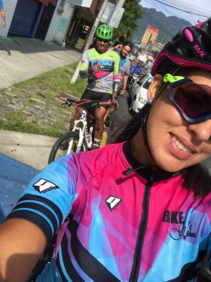 Alexandra Cruz, la hermosa ciclista hondureña que motivó a Tabaré Alonso a visitar San Pedro Sula