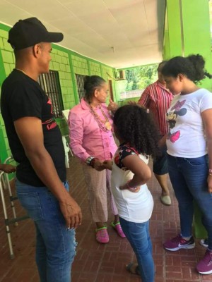 ¡Noble gesto! Rony Martínez lleva alegría a niños y ancianos en Colón