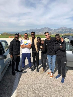 ESPECTACULAR: Las vacaciones del hondureño Alfredo Mejía en Santorini, paraíso griego