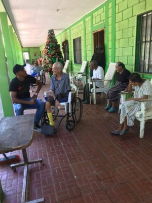 ¡Noble gesto! Rony Martínez lleva alegría a niños y ancianos en Colón
