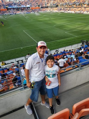 Esposa de Emilio Izaguirre deslumbra en juego de Honduras ante Curazao por la Copa Oro 2019