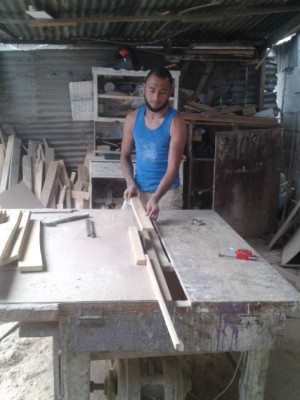 Así es la nueva vida del futbolista Manuel Doño en el taller de ebanistería