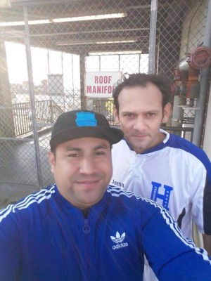 Aficionados hondureños y sus fotos con las leyendas de la Selección Nacional en Nueva Jersey
