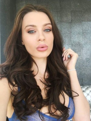 Lana Rhoades expone a una estrella del fútbol: 'Me escribió al Instagram'