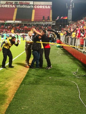 ¡Caos en el Morera Soto! Aficionados enardecidos se meten a la cancha a increpar a los jugadores del Alajuelense