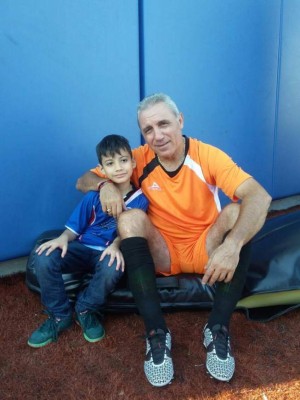 Aficionados hondureños y sus fotos con las leyendas de la Selección Nacional en Nueva Jersey